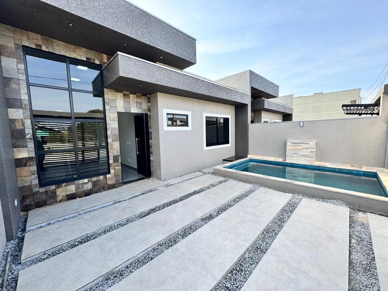 Casa com 3 quartos e piscina a venda