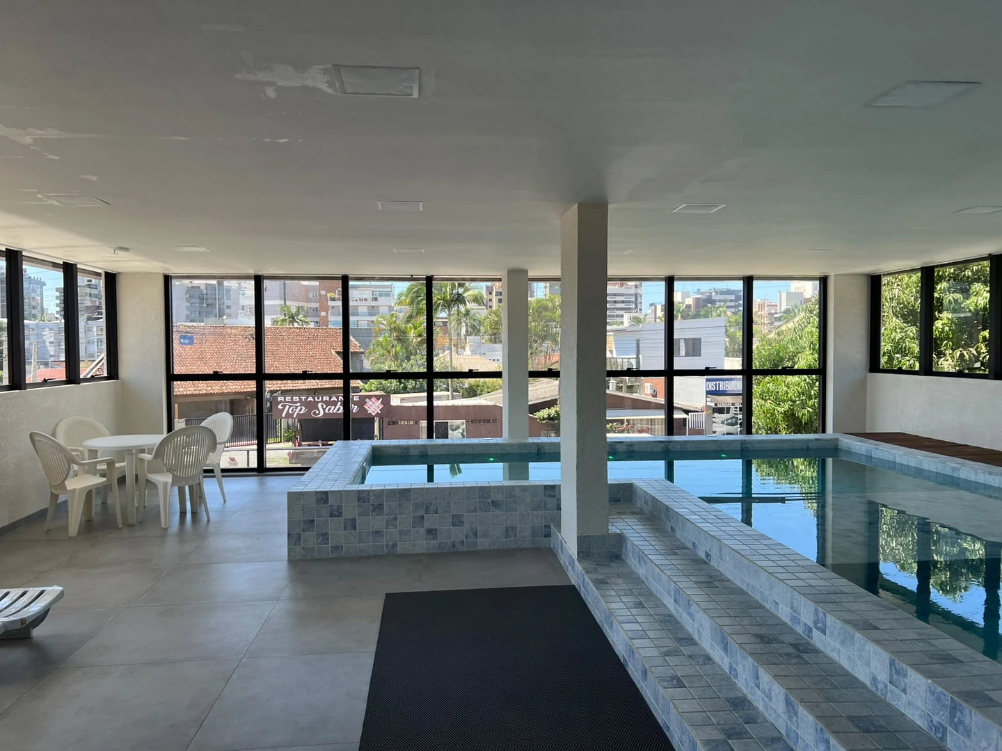 SUELEN RESIDENCE CLUB - Studio com infraestrutura de condomínio clube em Caiobá